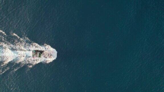 一艘船一艘摩托艇在上面用雷达巡逻摄像机追踪着在水面上留下巨大印记的船只