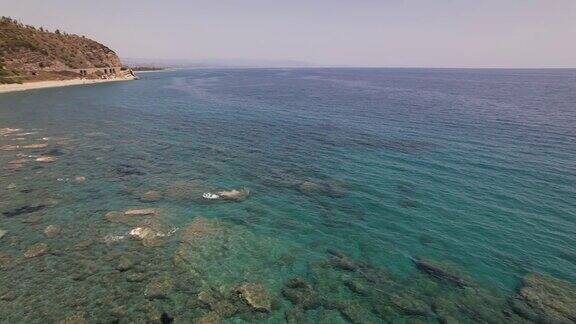 自然通风南部景观与绿松石海或海湾意大利度假和旅游的美丽地方无人机视频拍摄与复制空间意大利南部