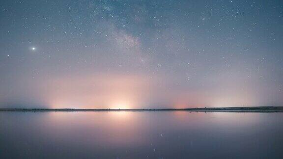 银河在泻湖上空升起