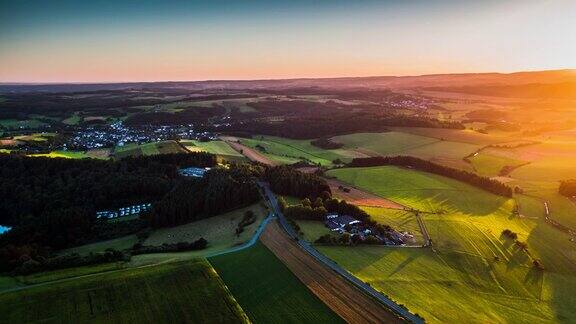 在德国美丽的夕阳下飞过乡村景色