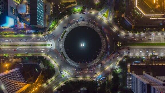 空中鸟瞰图从上到下雅加达塞拉马特大唐纪念碑周围环岛上繁忙的汽车交通在夜间运动时间推移