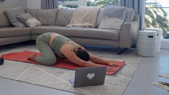 协调健康:在线瑜伽融合在舒适的家里