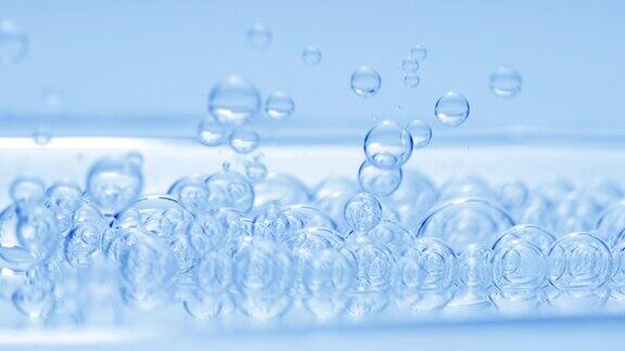 蓝色透明气泡与其他气泡一起下沉到流体表面