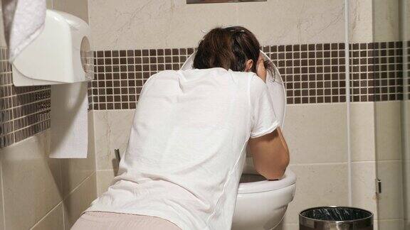 一个面目全非的年轻女子蹲在厕所里中毒中毒