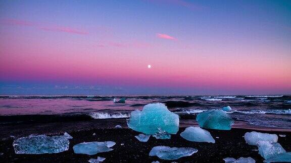 冰岛Jokulsarlon海滩上的冰块