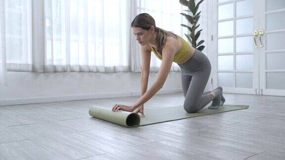 白人妇女通过在家练习瑜伽来锻炼身体