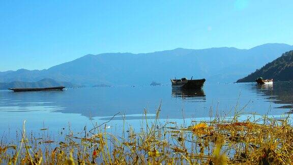 湖上木船