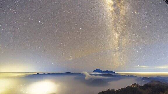 布罗莫山雾蒙蒙的夜晚银河延时视频剪辑印度尼西亚