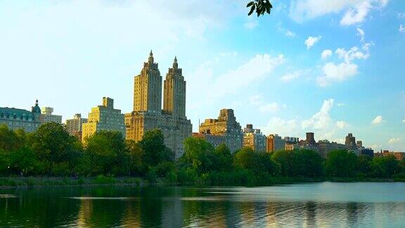 透过中央公园和湖可以看到纽约市的