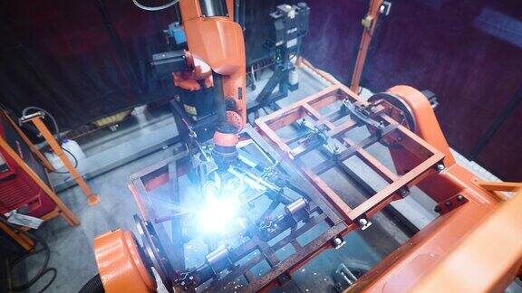 高科技制造工厂的自动化焊接机一个精密的机械臂在钢部件上进行焊接这台尖端设备展示了先进的技术