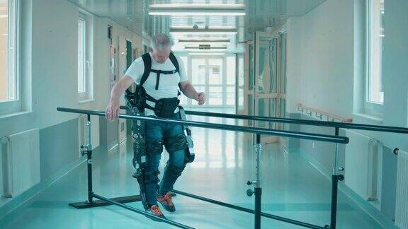 一名残疾人穿着运动服独自行走