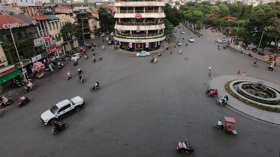 越南疯狂的交通很多摩托车环岛