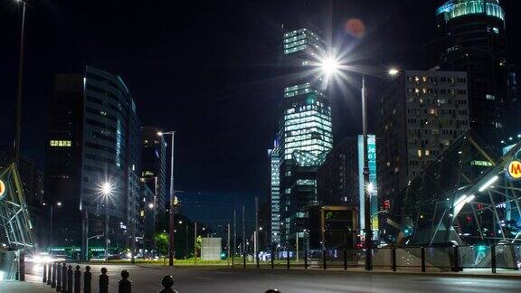华沙市中心地铁入口的夜景