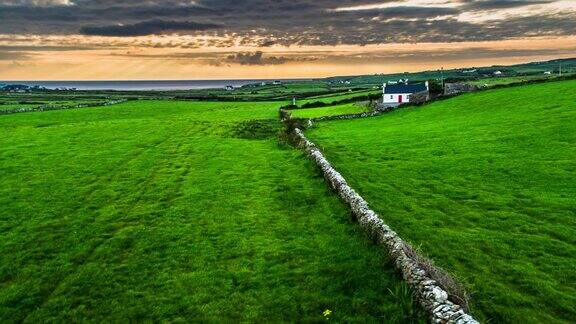 飞越爱尔兰乡村风景中的一堵古老的石墙
