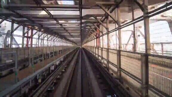 日本东京隧道中行驶的火车