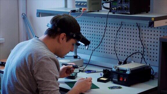 工程师正在电路板上焊接一个电子元件为诊断和维修做准备