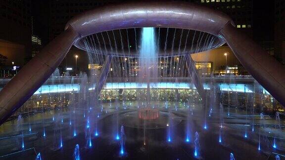 城市夜晚的喷泉