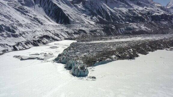 冰川像一条巨龙涌进冰湖
