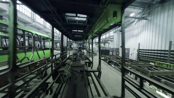 无人机飞行POV自动化现代火车工厂内部