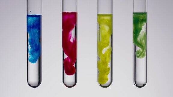 科学家将多色液体滴入固定试管