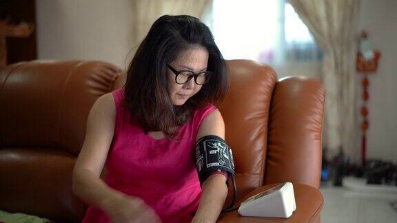 亚洲老年妇女在家监测血压