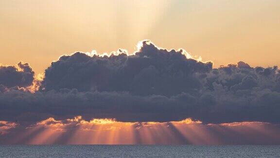 当太阳从太平洋升起时太阳光线穿过移动的云层的时间差