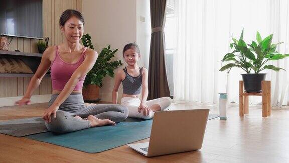 瑜珈在线课程亚洲妇女和女儿促进健康和家庭关系的视频会议