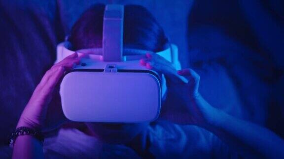 女性戴上虚拟现实耳机在虚拟现实世界中享受乐趣