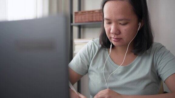 年轻的亚洲女性正在学习在线课程