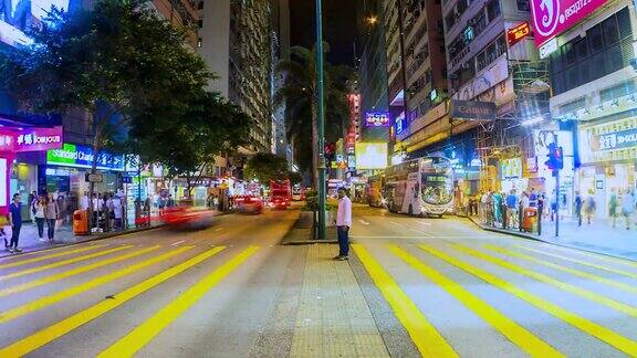 4K时间流逝人过马路时间在香港繁忙的行人和汽车过马路
