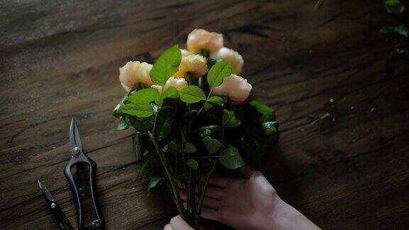 花:在花店手捧黄玫瑰花束