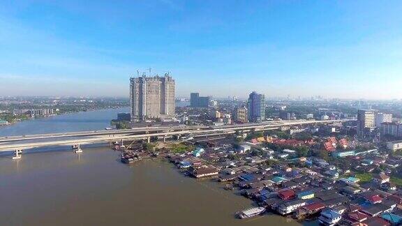 空中列车和桥横跨一条河在曼谷郊区的鸟瞰图