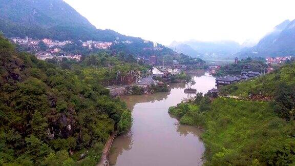 鸟瞰图部落村庄在山谷中的绿色自然贵州中国