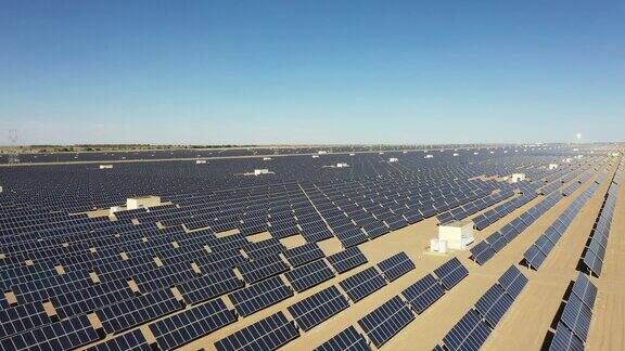 沙漠太阳能电站低角度航拍