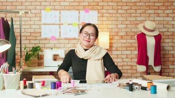 一位亚洲女性时装设计师在裁缝设计工作室的肖像