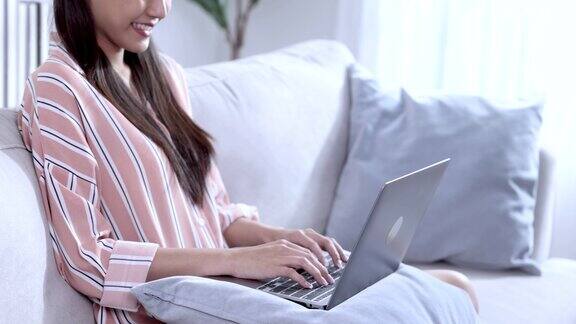 亚洲女性用手提电脑键盘打字