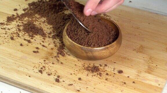 将切碎的巧克力饼干放在砧板上的木碗里用来做甜点