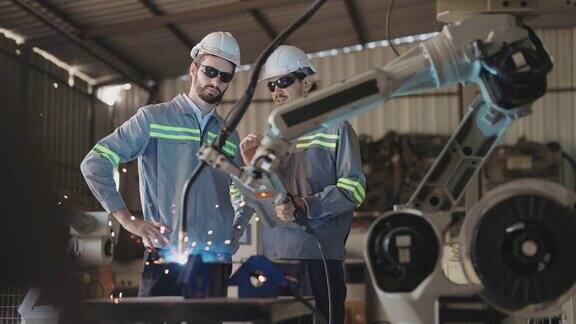 技术人员检查工厂机械臂和控制自动化机器人的工作