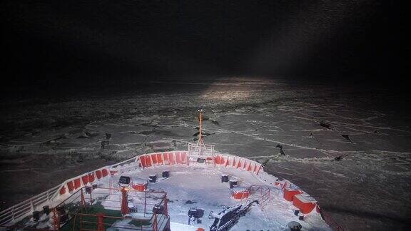 破冰船在夜间破冰