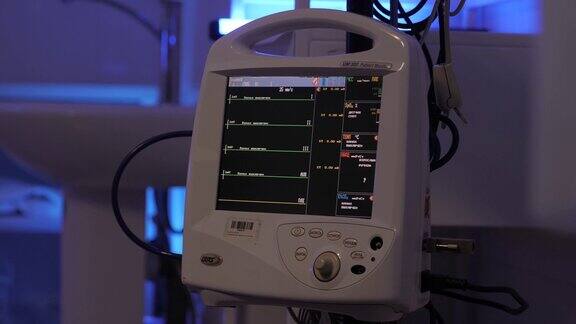 临床手术室医疗监护装置手术室里的心电图病人在屏幕上心跳