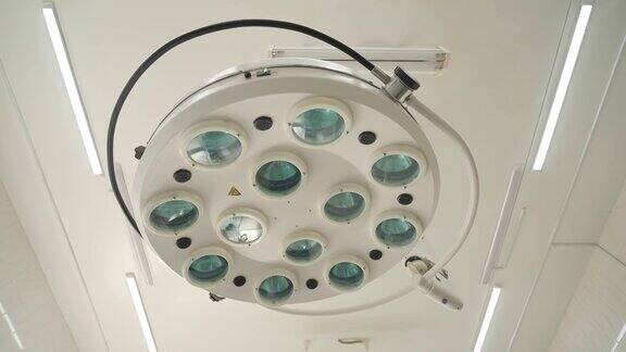 医疗灯手术室里有现代化的医疗设备