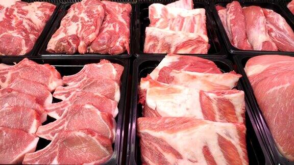 陈列柜肉类猪肉牛肉家禽特写镜头在零售