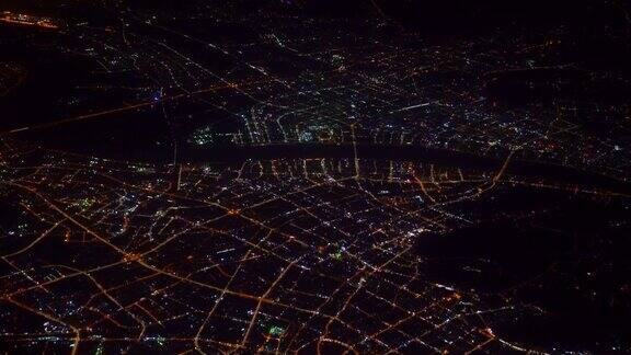 4k视频场景从机场起飞后飞机在夜间飞过城市旅游和交通概念