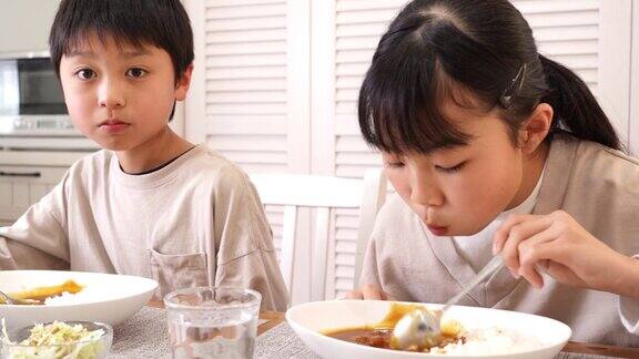 亚洲孩子在家吃咖喱饭