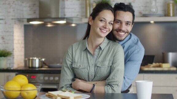 厨房里一对微笑的英俊夫妇的肖像
