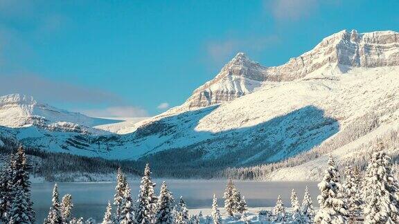 冬日里阳光明媚的湖面加拿大阿伯塔省