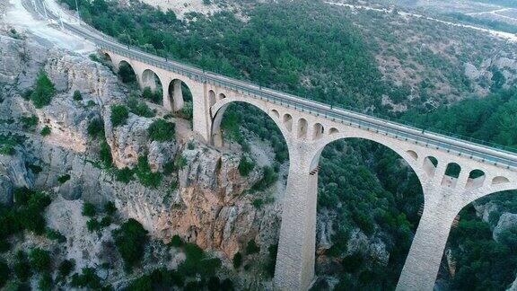 鸟瞰图大德国铁路高架桥在阿达纳土耳其-4K无人机视频