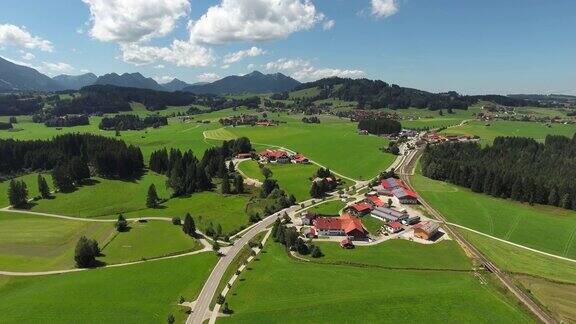 德国巴伐利亚州奥尔高东部的艾森伯格村庄