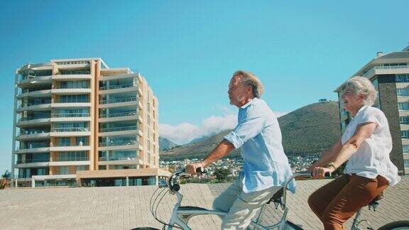 快乐的老年夫妇享受双人自行车