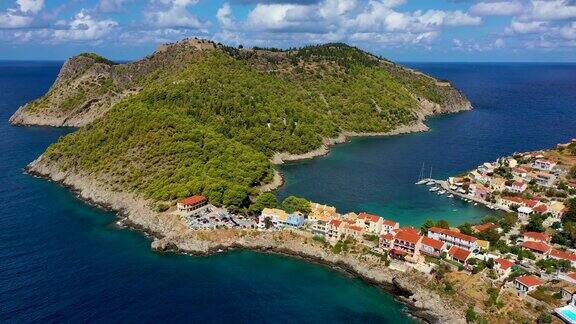 希腊凯法利尼亚的阿索斯村地中海绿松石色的海湾在希腊凯法利尼亚的阿索斯村爱奥尼亚岛阿索斯村有美丽多彩的房子